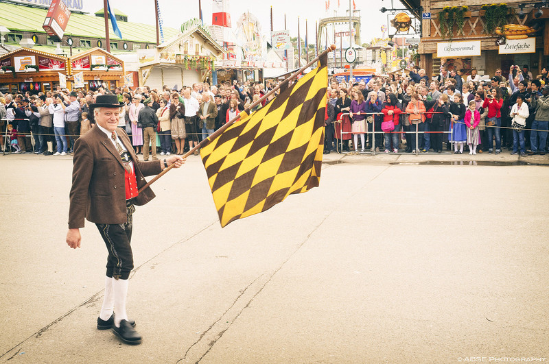 IMAGE: http://absephotography.com/wp-content/uploads/2014/05/Oktoberfest_20130921-114121-FinePix-X100-DSCF3783-800x531.jpg